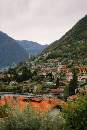 Téléchargez les photos : Côme, Italie - 04 20 2023 : Une vue sur la ville située sur les collines alpines à côté du lac et entourée de montagnes et de forêts - en image libre de droit