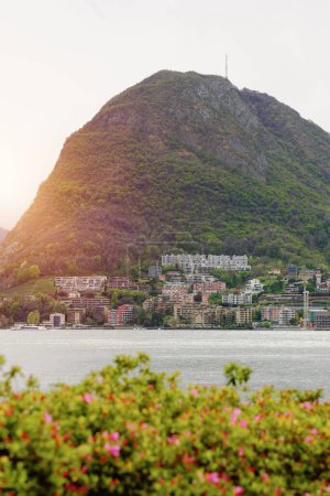 Téléchargez les photos : Lugano, Suisse - 04 20 2023 : Une vue sur la ville située sur les collines alpines à côté du lac et entourée de montagnes et de forêts - en image libre de droit