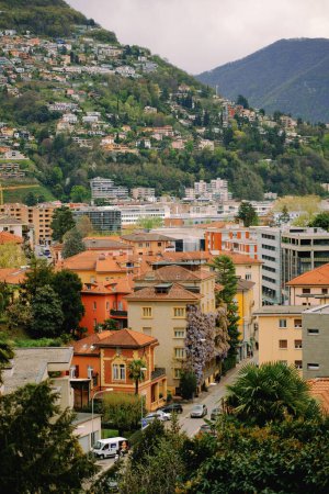 Téléchargez les photos : Lugano, Suisse - 04 20 2023 : Une vue sur la ville située sur les collines alpines à côté du lac et entourée de montagnes et de forêts - en image libre de droit