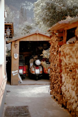 Foto de Italia, Europa - 04 15 2023: Un garaje privado diseñado para scooters en un patio privado. Garaje para scooters y bicicletas. - Imagen libre de derechos