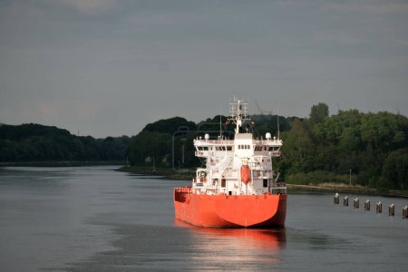 Téléchargez les photos : Pétrolier repéré dans les eaux allemandes lors de son transit par le canal de Kiel à sa prochaine destination. Produit pétrolier de taille pratique. - en image libre de droit