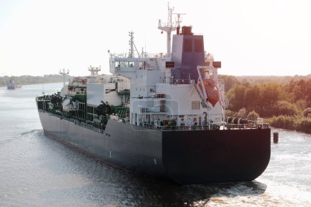 Téléchargez les photos : Un navire de soutage de GNL est en route pour son prochain client. LNG bunkering ship to ship operation. Citerne avec cargaison de gaz naturel à bord. - en image libre de droit