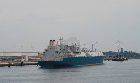 Téléchargez les photos : Un méthanier moderne. Navire GNL lors d'opérations de cargaison dans le port européen. Transporteur de gaz naturel. - en image libre de droit