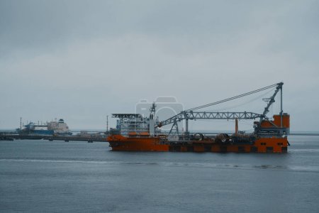 Téléchargez les photos : Port de Rotterdam, Pays-Bas - 05 05 2023 : Navire d'installation éolienne dans le port. Navire de service et de construction offshore - en image libre de droit