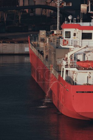 Foto de Operaciones de lastre a bordo del buque de carga en el puerto. Sistema de tratamiento y gestión de aguas de lastre. - Imagen libre de derechos