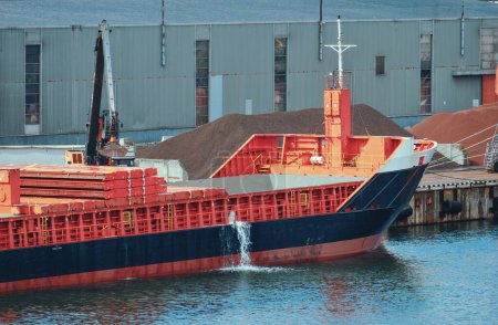 Téléchargez les photos : Opérations de ballast à bord du cargo dans le port. Système et gestion du traitement des eaux de ballast. - en image libre de droit