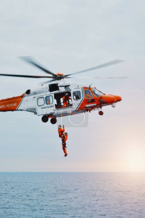 Foto de Mar del Norte, Europa - 08 08 2023: Seguridad marítima en el mar. Helicóptero guardacostas en escena. Asistencia a personas y buques en peligro. Coordinación de evacuaciones médicas en el mar. Seguridad en el mar. - Imagen libre de derechos