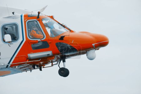 Foto de Mar del Norte, Europa - 08 08 2023: helicóptero de búsqueda y rescate. Seguridad marítima en el mar. Helicóptero guardacostas. Asistencia a personas y buques en peligro. Coordinación de evacuaciones médicas. - Imagen libre de derechos