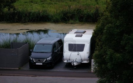 Téléchargez les photos : Minivan et camping-car ensemble. Voitures familiales pour voyager. Véhicules confortables pour conduire et explorer les environs. - en image libre de droit