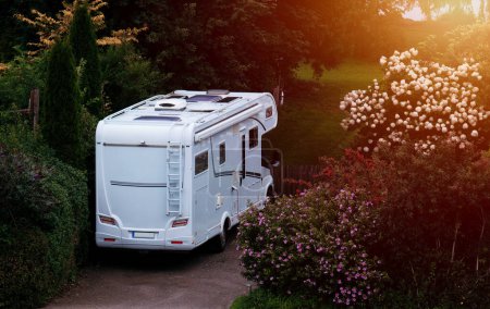 Téléchargez les photos : Voiture familiale. Véhicule de voyage. Minivan pour les vacances. Camping-car isolé. - en image libre de droit