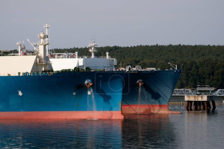 Téléchargez les photos : FSRU en Lituanie. Unité flottante de regazéification du stockage de GNL. Bow of LNG tankers during ship-to-ship gas transfer operation. Concept de solutions de GNL flottant. Énergie future - en image libre de droit