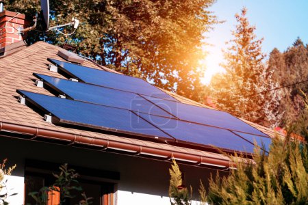 Téléchargez les photos : Gros plan de la maison avec des panneaux solaires sur le toit. Énergie produite par la nature. Énergie produite par le soleil. Systèmes photovoltaïques sur la maison de grange dans la campagne. Concept d'énergie renouvelable - en image libre de droit