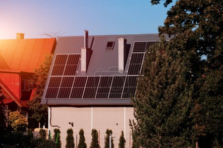 Téléchargez les photos : Maison avec panneaux solaires sur le toit. Énergie produite par la nature. Énergie produite par le soleil. Systèmes photovoltaïques sur la maison de grange dans la campagne. Le concept d'énergie renouvelable - en image libre de droit