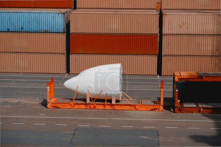Fuselaje del avión cargado y atado en el contenedor plano del bastidor para el transporte internacional