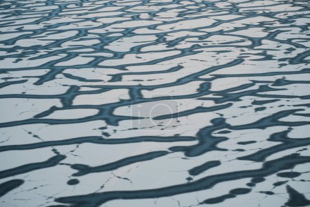 Téléchargez les photos : Concept de réchauffement climatique. La fonte des glaces en mer. Concept de navigation dans les glaces - en image libre de droit