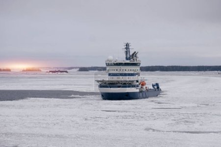 Téléchargez les photos : Navire brise-glace en service pour les services de déglaçage pour une navigation sécuritaire. Opérations dans les zones arctiques. - en image libre de droit