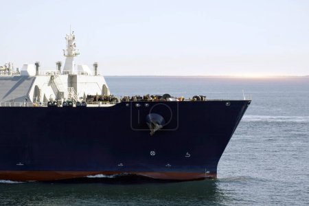 Bow Of The Merchant Ship LNG Carrier. Cargado con un buque cisterna de gas natural en marcha