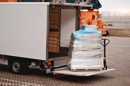 Ersatzteillager Provision Supply Requisition Delivery Logistics. Lastkraftwagen und Holz-Euro-Pellet beladen mit Lagern und bereit für die Auslieferung auf dem Schiff