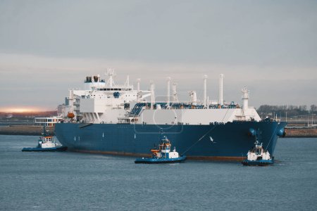 LNG-Tanker ankert im internationalen Handelshafen. Gastransportfazilität. Transport und Logistik von Erdgas