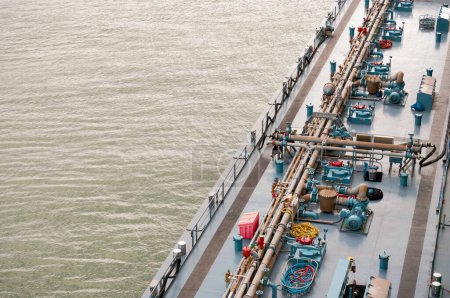 Foto de Sistema de colectores de válvulas de transporte de petróleo a bordo de la barcaza de bunkering - Imagen libre de derechos