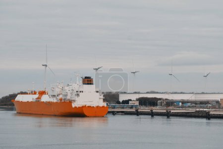 Foto de Gas LNG Tanker Carrier Junto a la Terminal de Exportación de Comercio Internacional. Proceso de carga de gas natural licuado. - Imagen libre de derechos