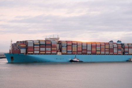 Containerfrachtschiff mit Containern