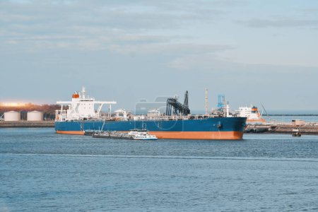 Portador de petróleo crudo muy grande en el puerto durante las operaciones de reabastecimiento de combustible