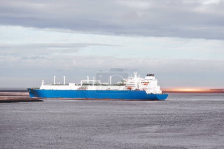 LNG-Tanker macht im Handelshafen am Öl- und Gasterminal fest