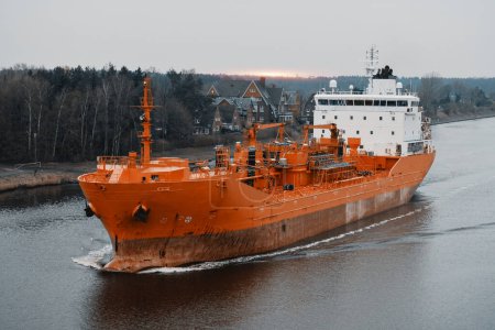 Chemietanker mit gefährlicher brennbarer Fracht an Bord