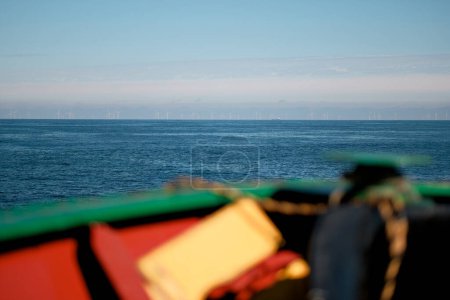 Windgeneratoren im Hintergrund von Kreuzfahrtschiff in der Nordsee bei sonnigem Wetter 