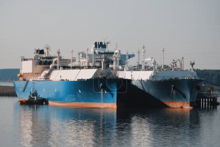 Offshore Systems LNG Ship-to-Ship Transfer Operation Between LNGC LNGRV FSRU