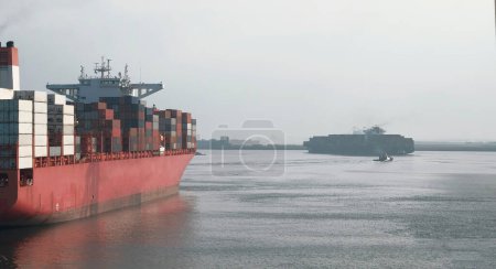 Téléchargez les photos : Navire de fret de conteneur de fret dans le port - en image libre de droit