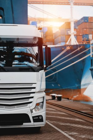 Téléchargez les photos : Fourniture Magasins d'approvisionnement Livraison par camion-remorque de fret dans le port de commerce directement au client - en image libre de droit