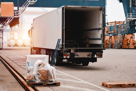 Téléchargez les photos : Fourniture Magasins d'approvisionnement Livraison par camion-remorque de fret dans le port de commerce directement au client - en image libre de droit