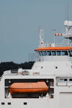 Davit lanciert Rettungsboot auf Offshore Construction Support Service Vessel