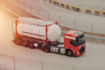 Tankcontainer mit gefährlichen Gütern multimodaler Transport