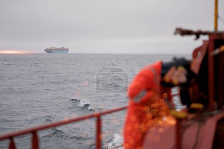 Trabajo de soldadura Offshore en barco en el mar en la cubierta del tiempo con un 