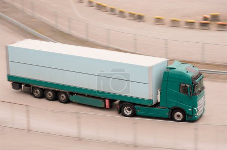 Un camion semi-remorque de fret intermodal de chaîne d'approvisionnement en Mot