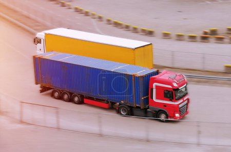 Un camion semi-remorque de fret intermodal de chaîne d'approvisionnement en Mot