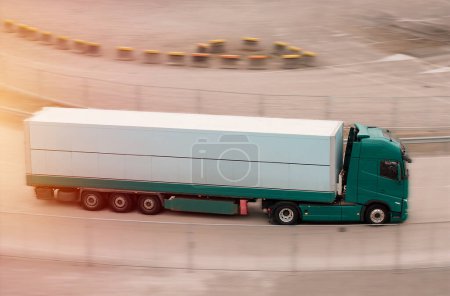 Un camión del semirremolque de carga intermodal de la cadena de suministro en Mot