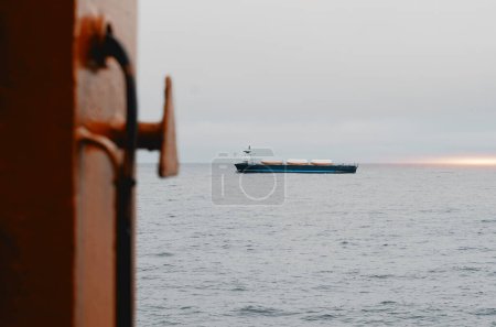 Schwergutfrachter mit Ladung von Rettungsbooten unterwegs