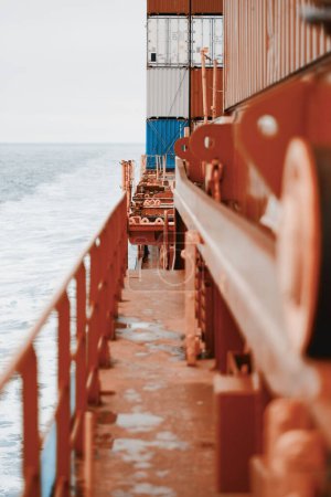 Containerschiffträger voll auf See unterwegs