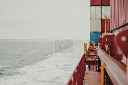 Containerschiffträger voll auf See unterwegs