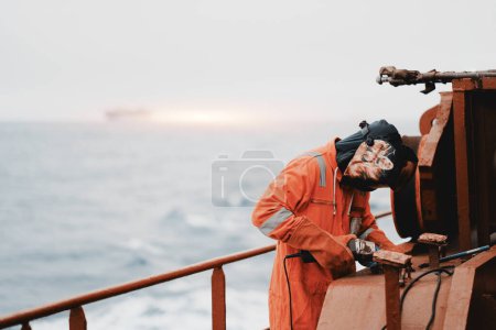 Seaman Seafarer soudeur dans les vêtements de protection de sécurité travaillant avec