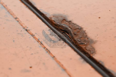 Gros plan sur le processus de corrosion de l'acier lourd