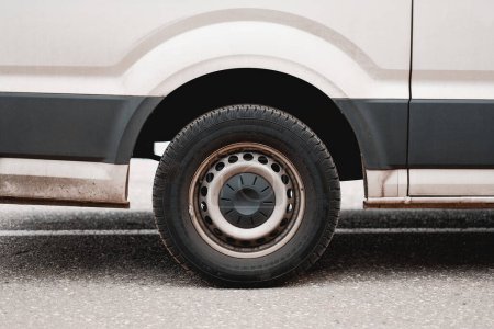 Arco trasero de la rueda del autobús minivan de MPV Van con los faros 