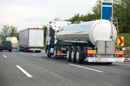 Camión de gasolina en carretera transportando productos de refinería de petróleo fósil. Fu.