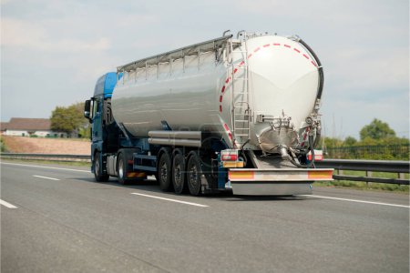 Camión de gasolina en carretera transportando productos de refinería de petróleo fósil. Fu.