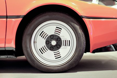 Rueda de vehículo de coche retro diseñada con neumáticos brillantes