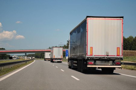 Camión semi-remolque en la logística del envío de mercancías de la carretera